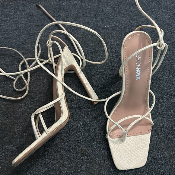 Size 7 fashion nova heels - white - Picture 2 of 8